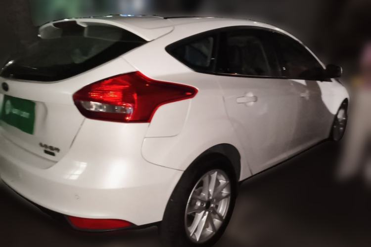 Used Ford Focus 2015 Hatchback EcoBoost 125 Automatic Supreme Style Edition Rear Right 45 Deg