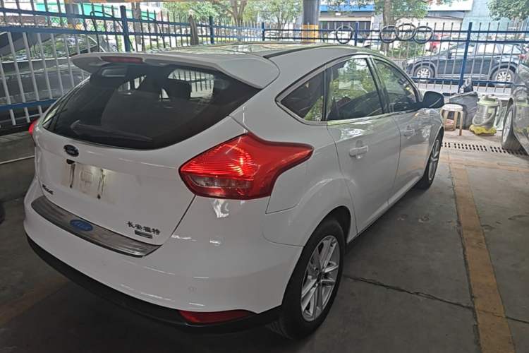 Used Ford Focus 2015 Hatchback EcoBoost 125 Manual – Ultra-Style Edition Rear Right 45 Deg