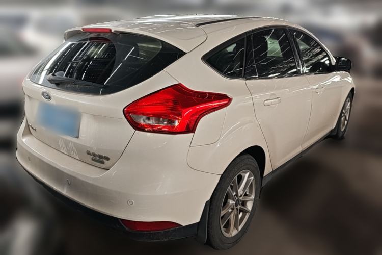 Used Ford Focus 2015 Hatchback EcoBoost 125 Automatic Supreme Style Edition Rear Right 45 Deg