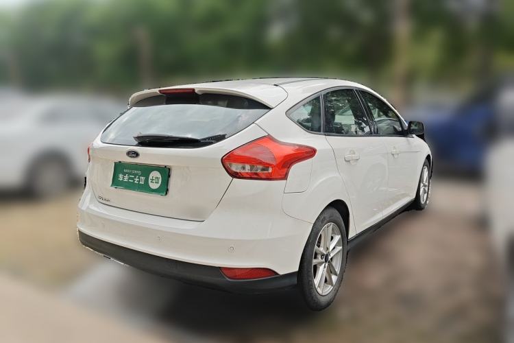 Used Ford Focus 2015 Hatchback EcoBoost 125 Automatic Supreme Style Edition Rear Right 45 Deg