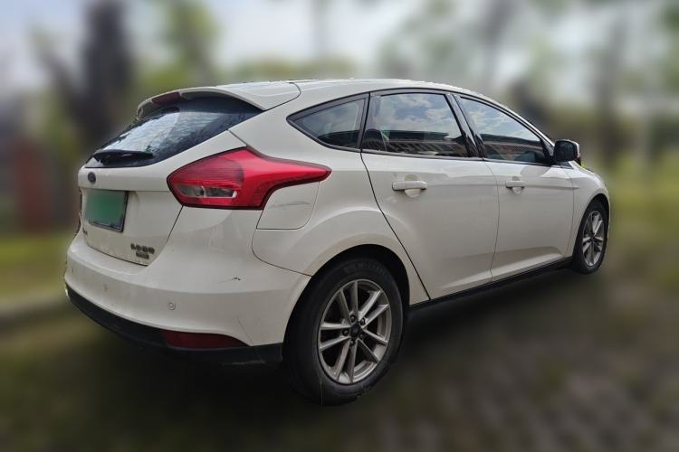 Used Ford Focus 2015 Hatchback EcoBoost 125 Automatic Supreme Style Edition Rear Right 45 Deg