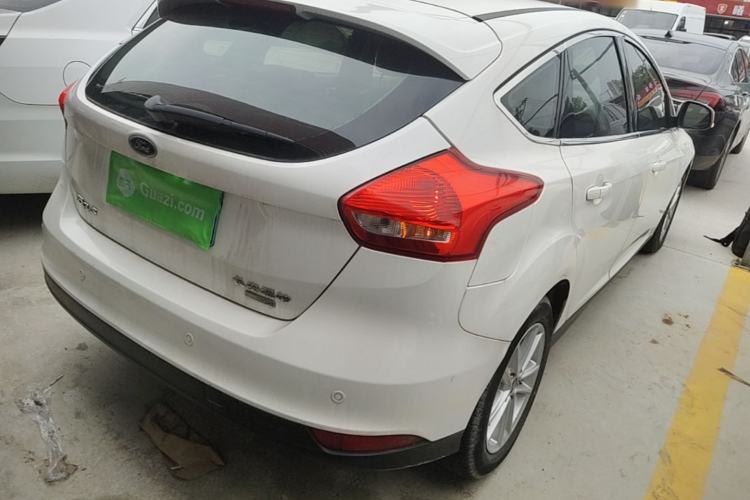 Used Ford Focus 2015 Hatchback EcoBoost 125 Automatic Supreme Style Edition Rear Right 45 Deg