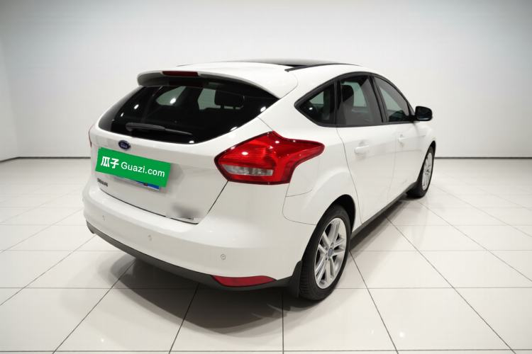 Used Ford Focus 2015 Hatchback EcoBoost 125 Automatic Supreme Style Edition Rear Right 45 Deg