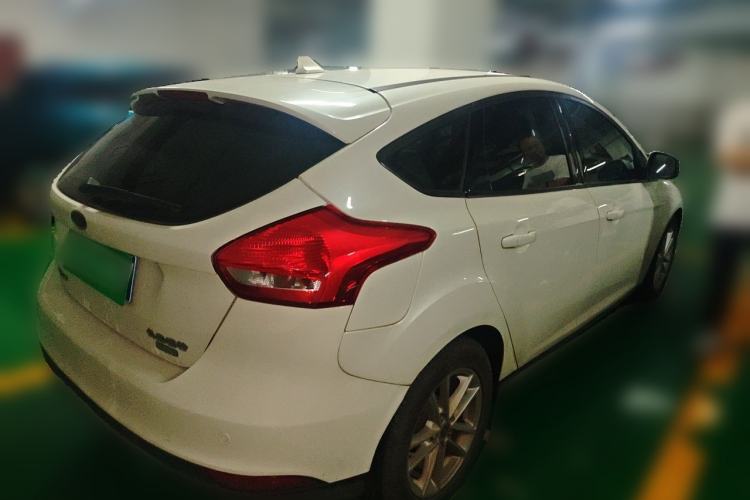 Used Ford Focus 2015 Hatchback EcoBoost 125 Manual – Ultra-Style Edition Rear Right 45 Deg