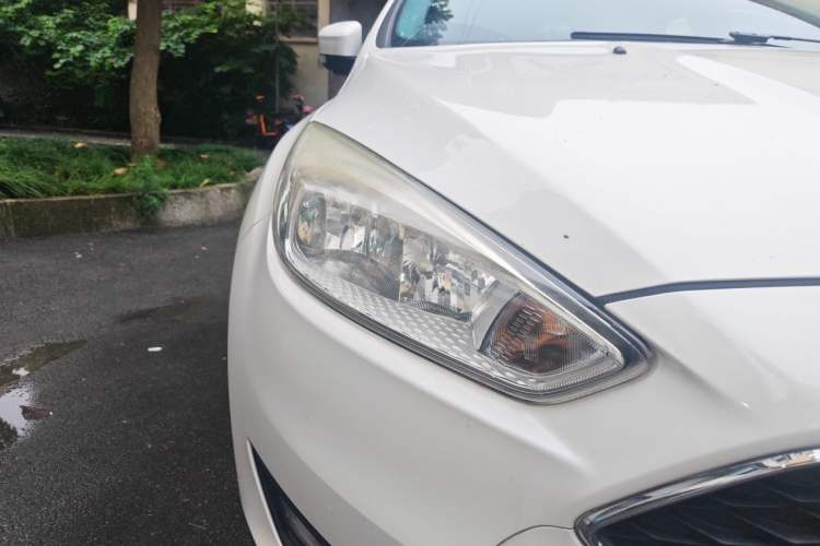 Used Ford Focus 2015 Hatchback EcoBoost 125 Automatic Supreme Style Edition Right Front Headlight