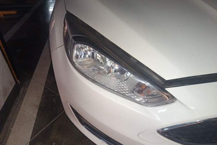 Used Ford Focus 2015 Hatchback EcoBoost 125 Automatic Supreme Style Edition Right Front Headlight