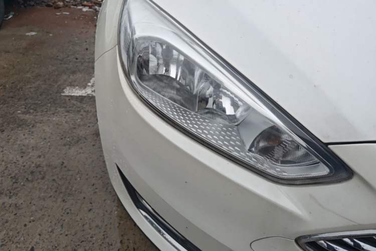 Used Ford Focus 2015 Sedan EcoBoost 180 Automatic Elite Model Right Front Headlight