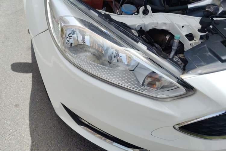 Used Ford Focus 2015 Hatchback EcoBoost 125 Manual – Ultra-Style Edition Right Front Headlight