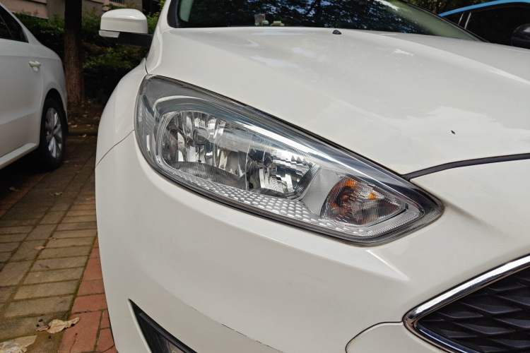 Used Ford Focus 2015 Hatchback 1.6L Automatic Fashion Edition Right Front Headlight