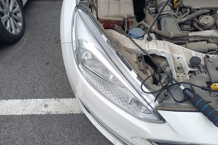 Used Ford Focus 2015 Hatchback EcoBoost 125 Manual – Ultra-Style Edition Right Front Headlight