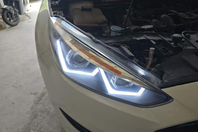 Used Ford Focus 2015 Hatchback 1.6L Automatic Comfort Model Right Front Headlight