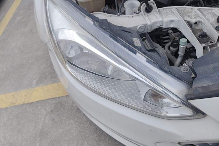 Used Ford Focus 2015 Sedan EcoBoost 180 Automatic Elite Model Right Front Headlight