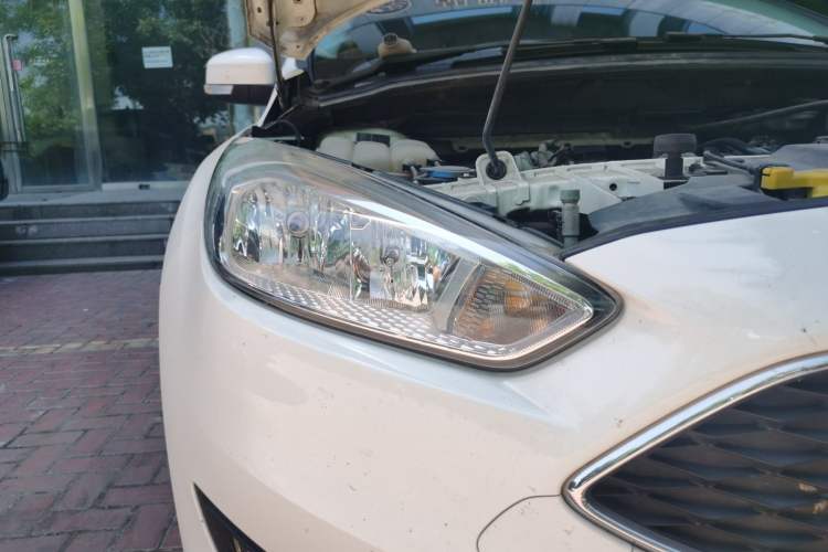 Used Ford Focus 2015 Hatchback 1.6L Automatic Comfort Model Right Front Headlight