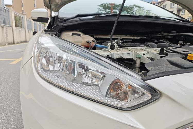 Used Ford Focus 2015 Hatchback 1.6L Automatic Fashion Edition Right Front Headlight