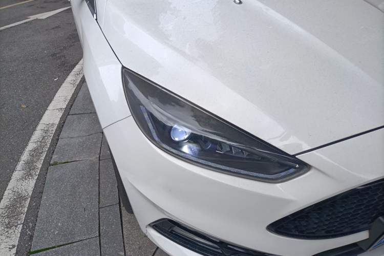 Used Ford Focus 2015 Hatchback EcoBoost 180 Automatic Sport Model Right Front Headlight