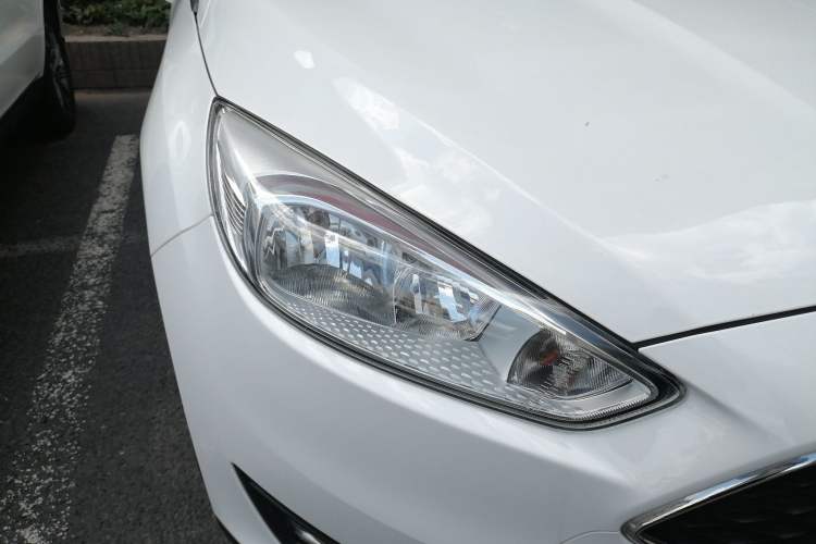 Used Ford Focus 2015 Hatchback 1.6L Automatic Comfort Model Right Front Headlight