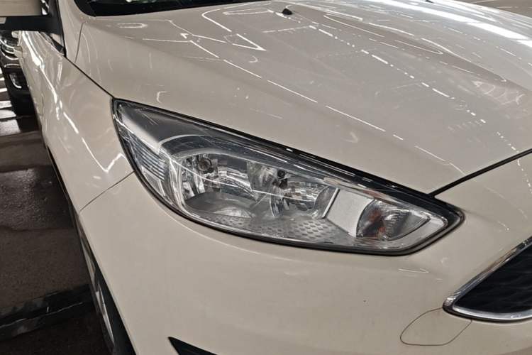 Used Ford Focus 2015 Hatchback EcoBoost 125 Automatic Supreme Style Edition Right Front Headlight
