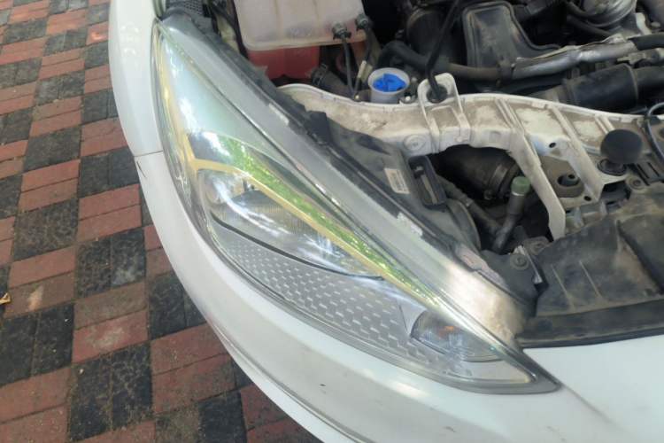 Used Ford Focus 2015 Sedan EcoBoost 125 Manual – Ultra-Style Edition Right Front Headlight