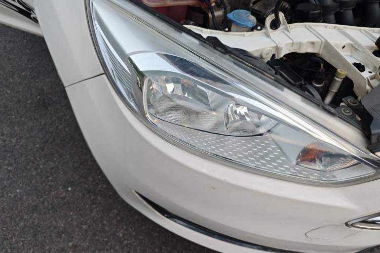Used Ford Focus 2015 Sedan 1.6L Automatic Trend Model Right Front Headlight