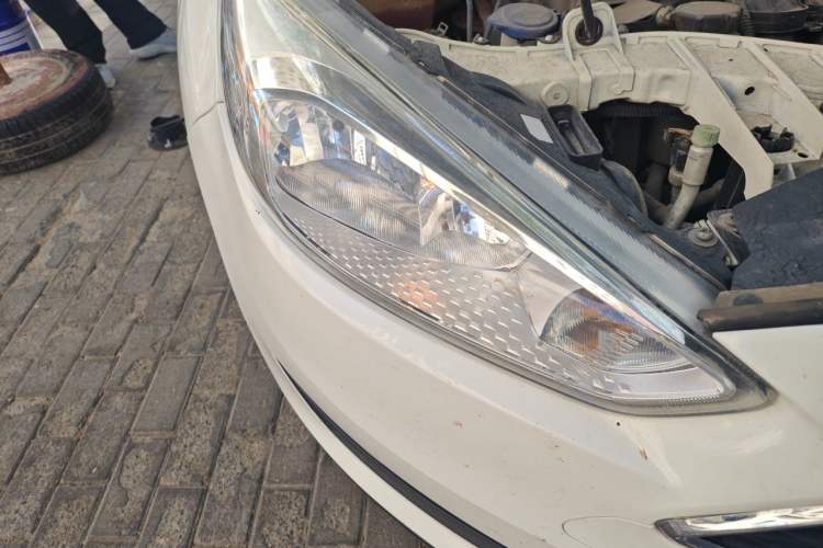 Used Ford Focus 2015 Hatchback 1.6L Automatic Comfort Model Right Front Headlight