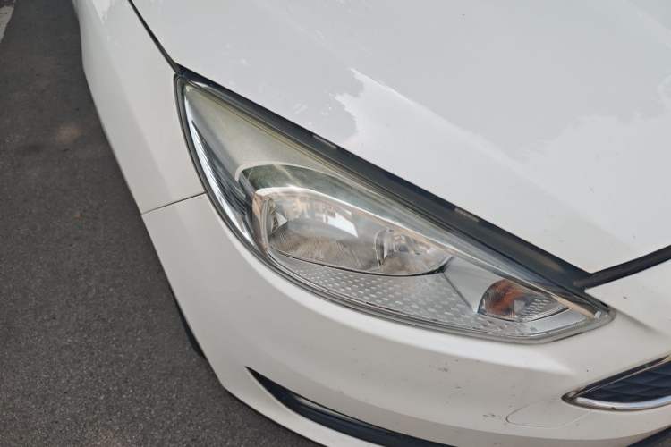 Used Ford Focus 2015 Hatchback 1.6L Manual Comfort Edition Right Front Headlight