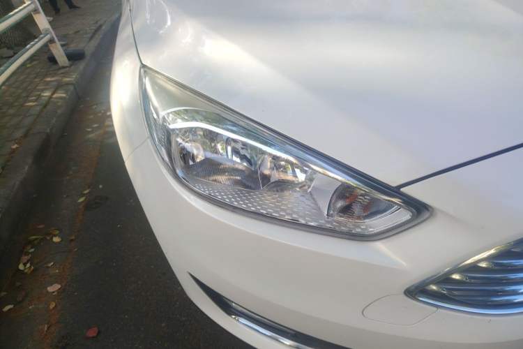Used Ford Focus 2015 Sedan 1.6L Automatic Trend Model Right Front Headlight