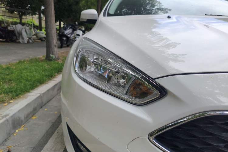 Used Ford Focus 2015 Hatchback 1.6L Automatic Fashion Edition Right Front Headlight
