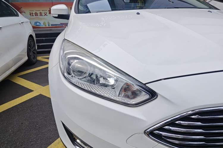 Used Ford Focus 2015 Sedan 1.6L Automatic Trend Model Right Front Headlight