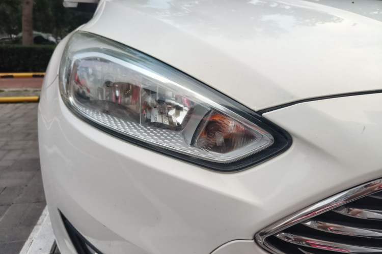 Used Ford Focus 2015 Sedan EcoBoost 180 Automatic Elite Model Right Front Headlight