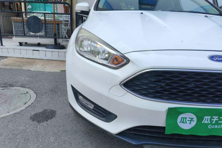 Used Ford Focus 2015 Hatchback 1.6L Manual Comfort Edition Right Front Headlight