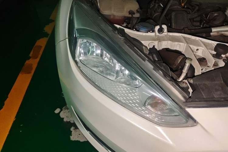Used Ford Focus 2015 Hatchback EcoBoost 125 Manual – Ultra-Style Edition Right Front Headlight