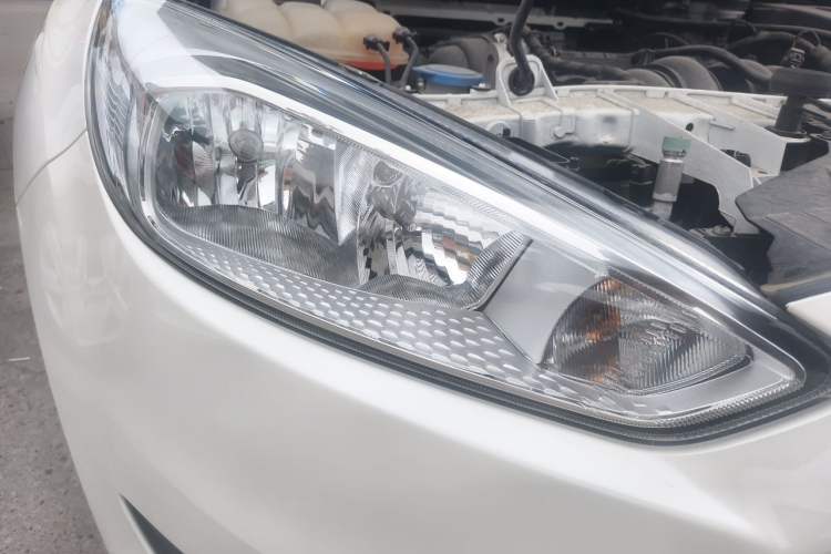 Used Ford Focus 2015 Hatchback 1.6L Automatic Comfort Model Right Front Headlight