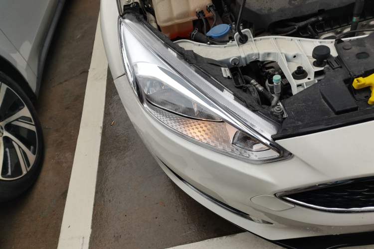 Used Ford Focus 2015 Hatchback EcoBoost 180 Automatic Elite Model Right Front Headlight
