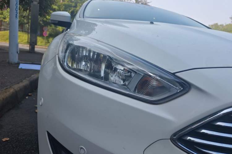 Used Ford Focus 2015 Sedan EcoBoost 180 Automatic Flagship Model Right Front Headlight