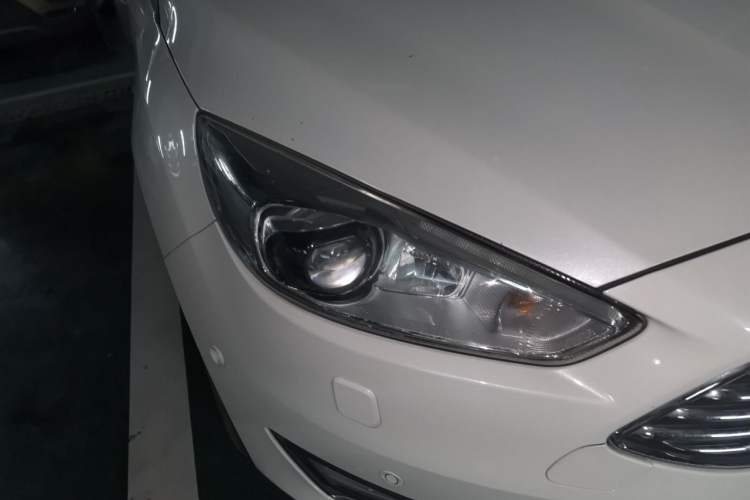 Used Ford Focus 2015 Sedan EcoBoost 180 Automatic Flagship Model Right Front Headlight