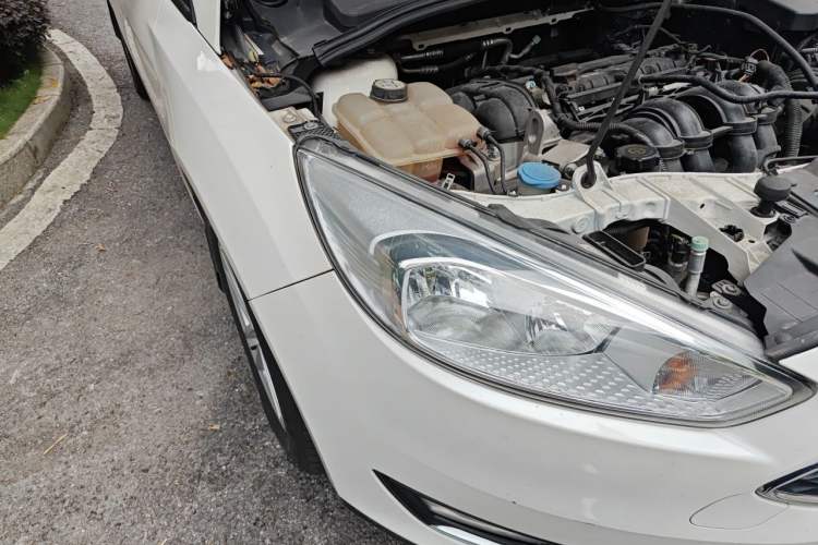 Used Ford Focus 2015 Hatchback 1.6L Automatic Fashion Edition Right Front Headlight