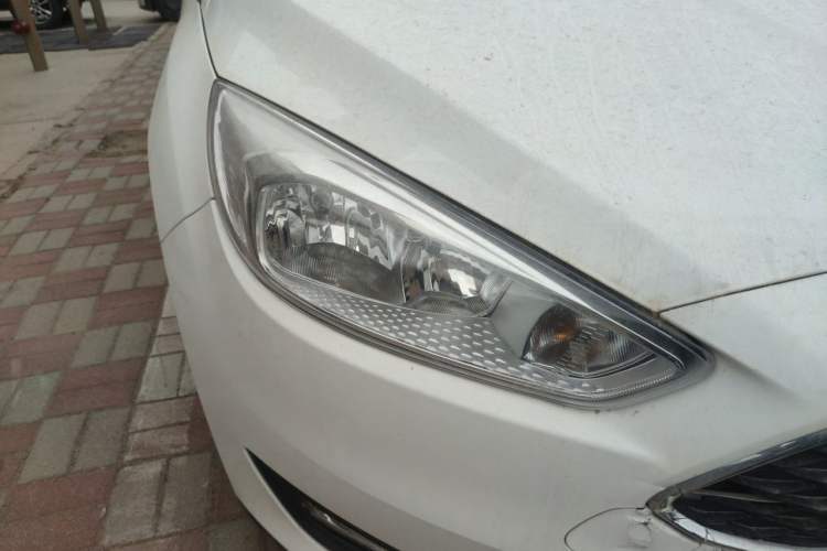Used Ford Focus 2015 Hatchback 1.6L Automatic Comfort Model Right Front Headlight