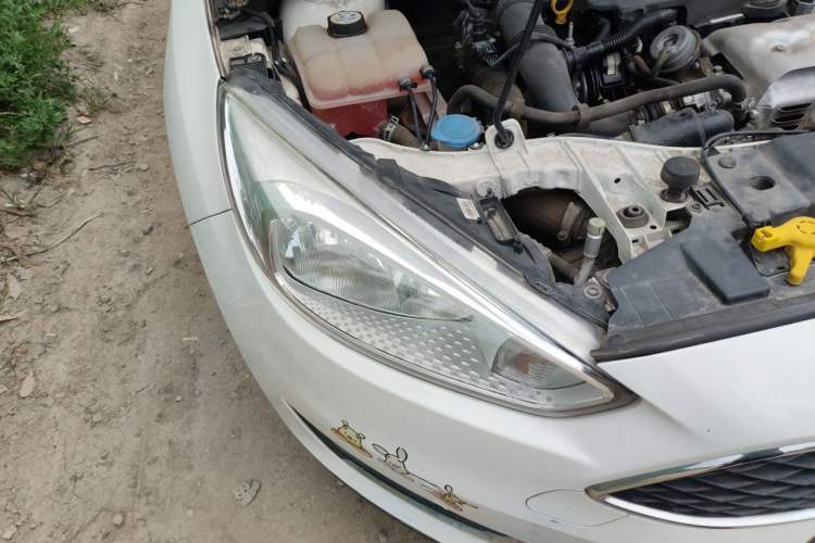 Used Ford Focus 2015 Hatchback EcoBoost 125 Manual – Ultra-Style Edition Right Front Headlight