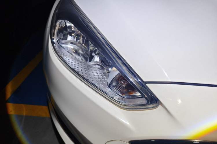Used Ford Focus 2015 Hatchback 1.6L Automatic Fashion Edition Right Front Headlight