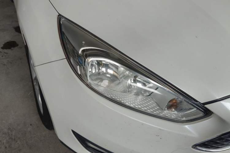 Used Ford Focus 2015 Hatchback 1.6L Automatic Comfort Model Right Front Headlight