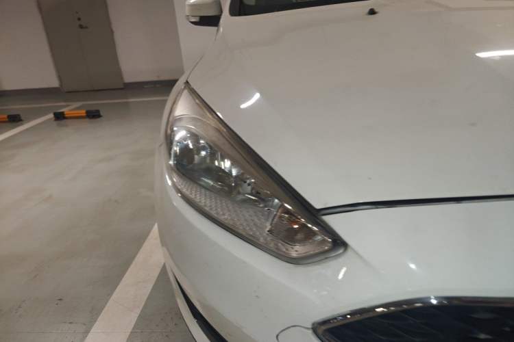 Used Ford Focus 2015 Hatchback 1.6L Automatic Fashion Edition Right Front Headlight