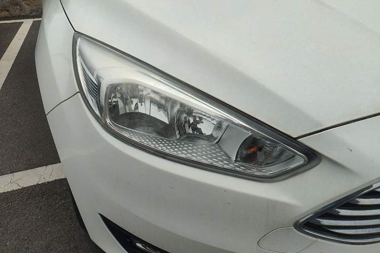 Used Ford Focus 2015 Sedan EcoBoost 180 Automatic Elite Model Right Front Headlight