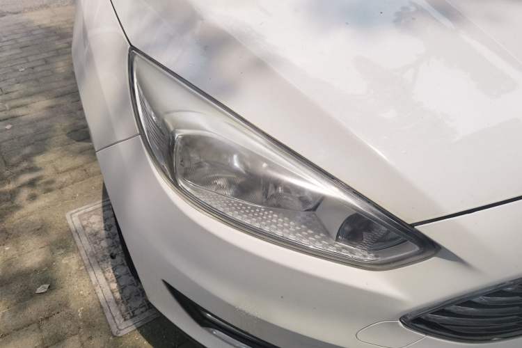 Used Ford Focus 2015 Sedan EcoBoost 125 Manual – Ultra-Style Edition Right Front Headlight