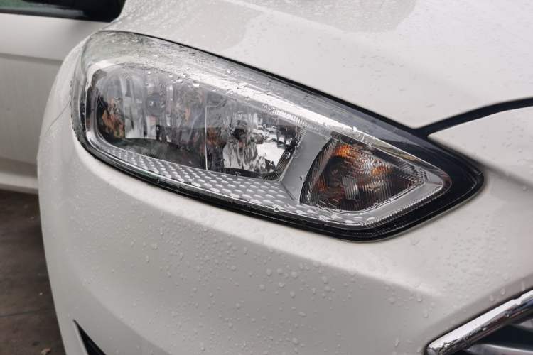 Used Ford Focus 2015 Sedan 1.6L Manual Fashion Edition Right Front Headlight