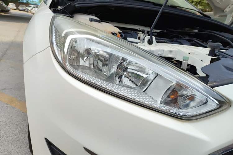 Used Ford Focus 2015 Hatchback 1.6L Automatic Comfort Model Right Front Headlight