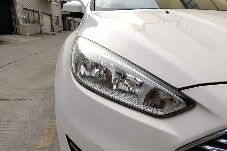Used Ford Focus 2015 Sedan EcoBoost 125 Manual – Ultra-Style Edition Right Front Headlight