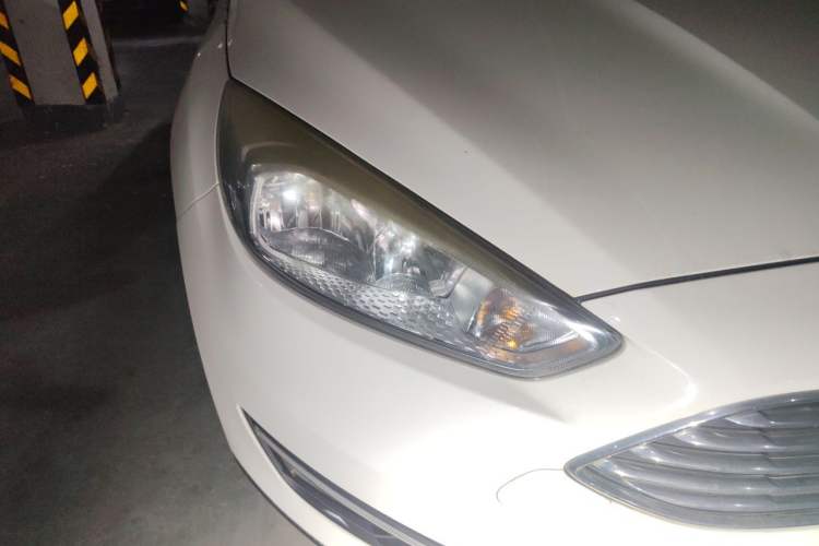 Used Ford Focus 2015 Sedan EcoBoost 180 Automatic Elite Model Right Front Headlight