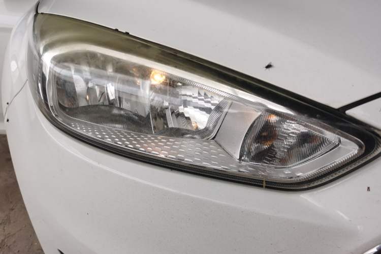 Used Ford Focus 2015 Sedan EcoBoost 125 Manual – Ultra-Style Edition Right Front Headlight