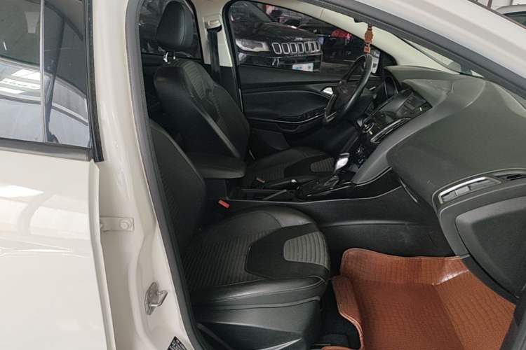 Used Ford Focus 2015 Hatchback 1.6L Automatic Fashion Edition Right Front Seat
