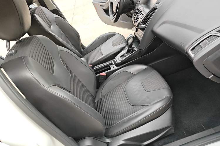 Used Ford Focus 2015 Hatchback 1.6L Automatic Fashion Edition Right Front Seat